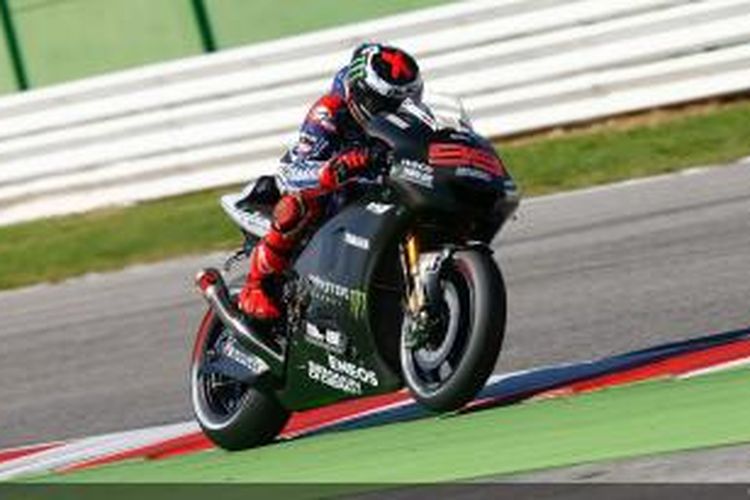 Pebalap Yamaha asal Spanyol, Jorge Lorenzo memacu motor Yamaha untuk balapan 2014, saat uji coba di Sirkuit Misano, Senin (16/9/2013).