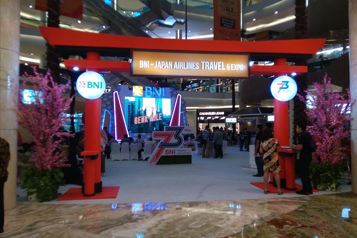 Kondisi gerbang (gate) depan acara BNI - Japan Airlines (JAL) travel and Expo di Mall Kota Kasablanca Jakarta, Jumat (19/7/2019).