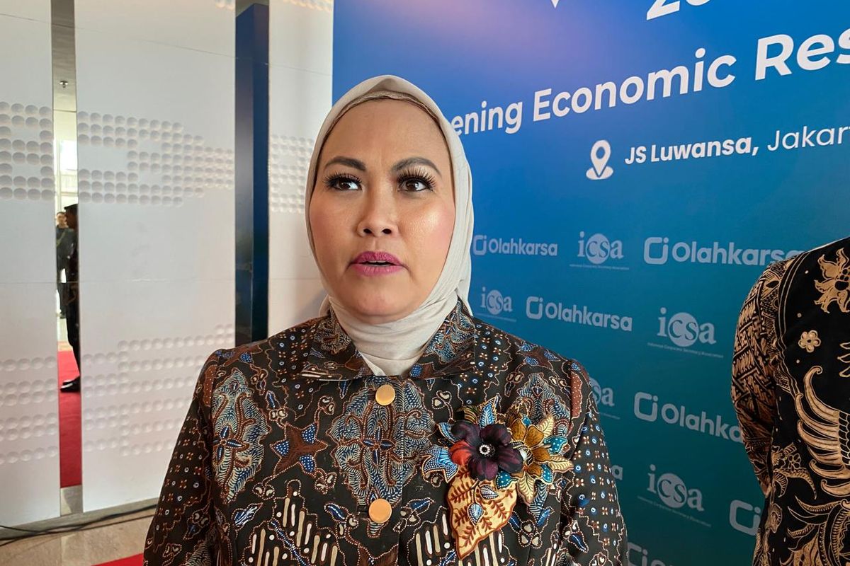 Ketua Indonesia Corporate Secretary Association (ICSA), Katharine Grace, menjelaskan soal green financing, Kamis (11/12/2025). 