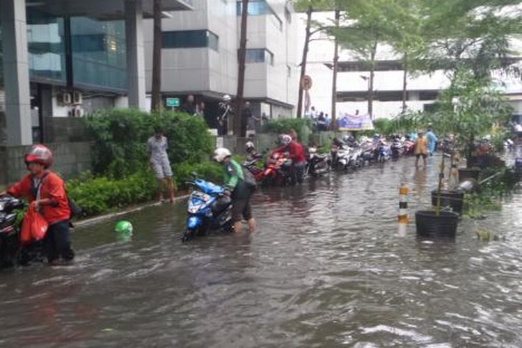 Puluhan motor yang terparkir di Jalan Thamrin, yaitu di wilayah Batu Raja terendam banjir
