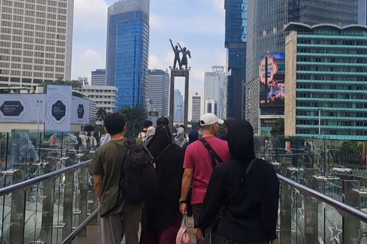 Libur Lebaran, Anjungan Halte Bundaran HI Jadi Spot Foto Favorit Warga