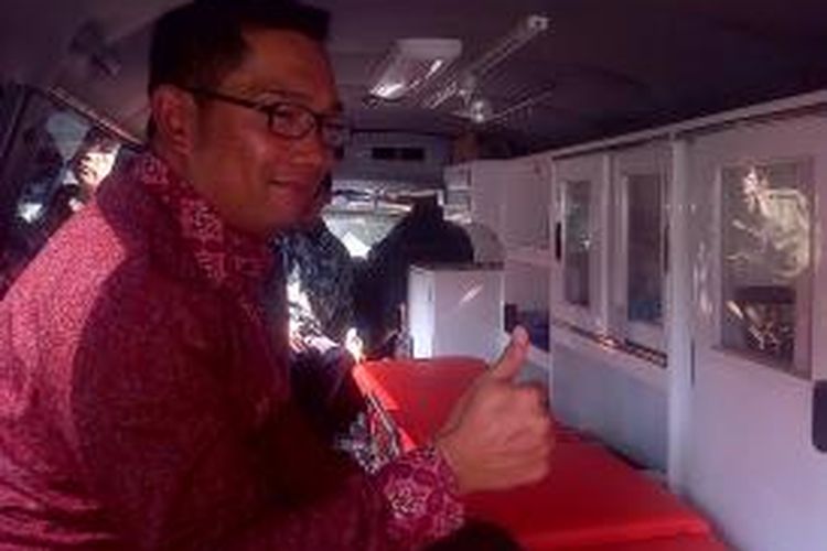 Wali Kota Bandung, Ridwan Kamil, mencoba ambulance baru. 