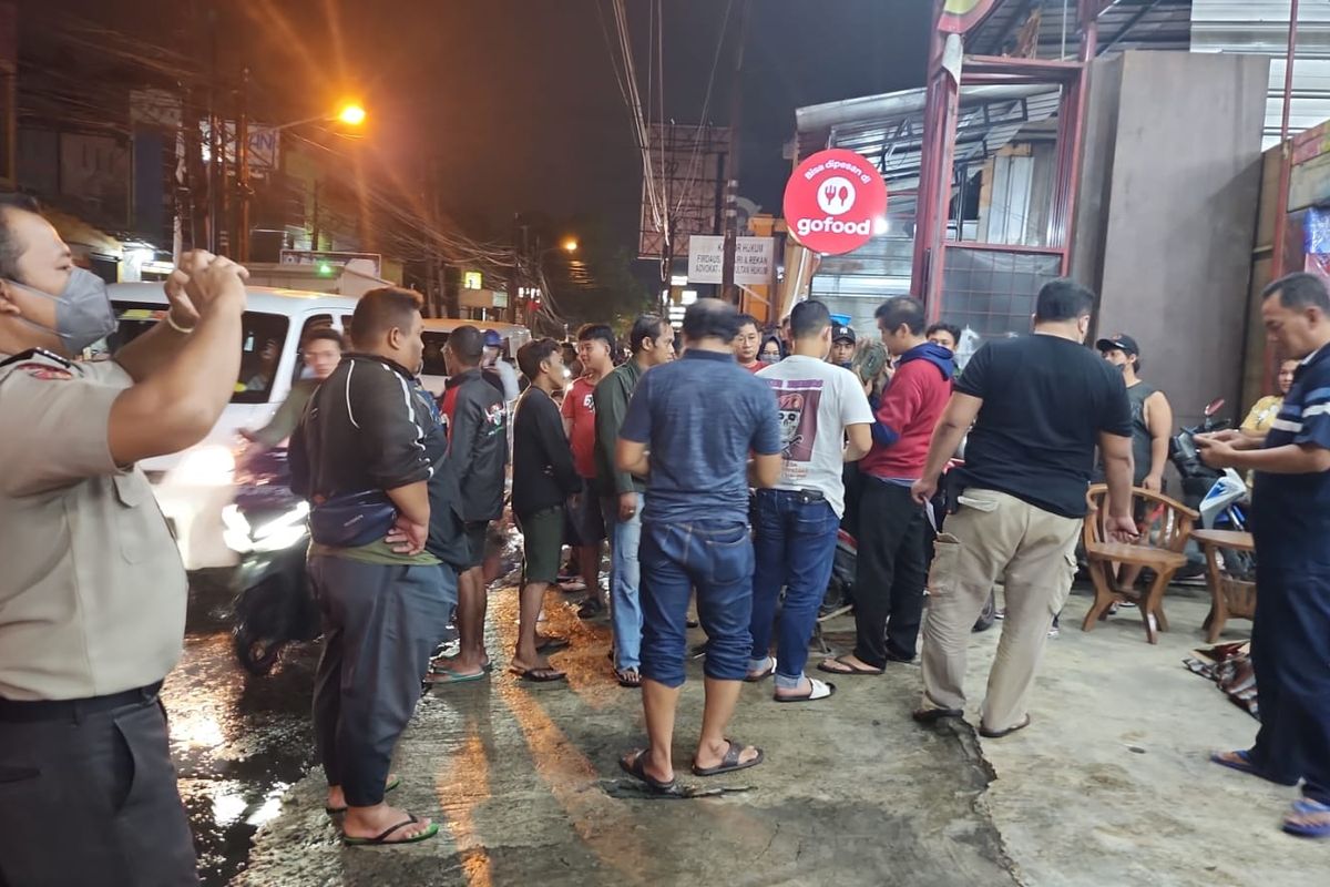 Diduga karena sakit, seorang perempuan ditemukan meninggal dunia dan tergeletak di sebuah jalan raya di Bekasi.  Tempat kejadian perkara (TKP) penemuan mayat perempuan berinisial TK ini terjadi tepat di Jalan Raya RT 001 RW 007 Kelurahan Bintara, Kecamatan Bekasi Barat pada pukul 20.09 WIB, Jumat (7/10/2022).