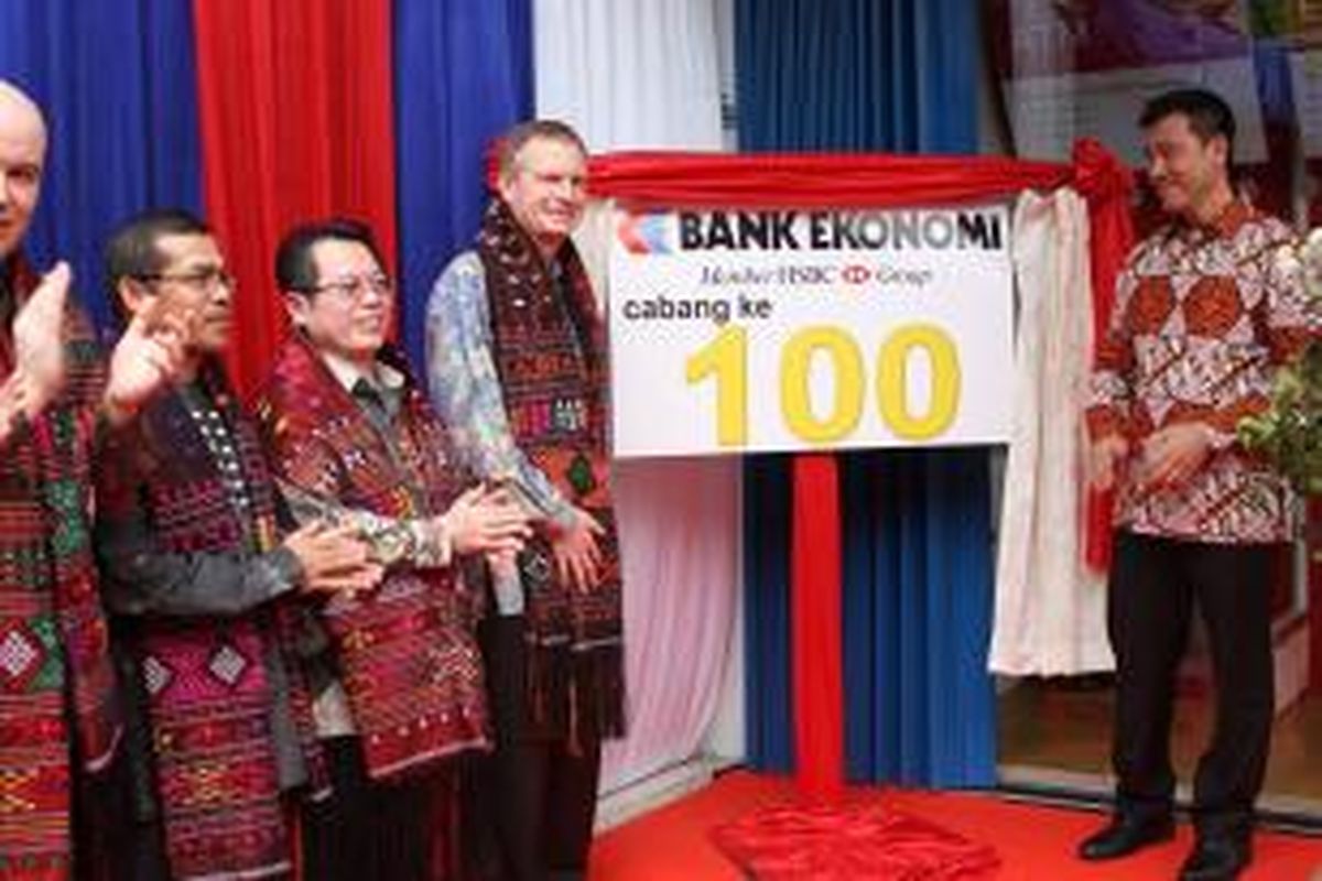 Dirut Bank Ekonomi Tony Turner saat meresmikian  kantor cabang ke-100 di kawasan Iskandar Muda, Medan, Jumat (26/7/2013).