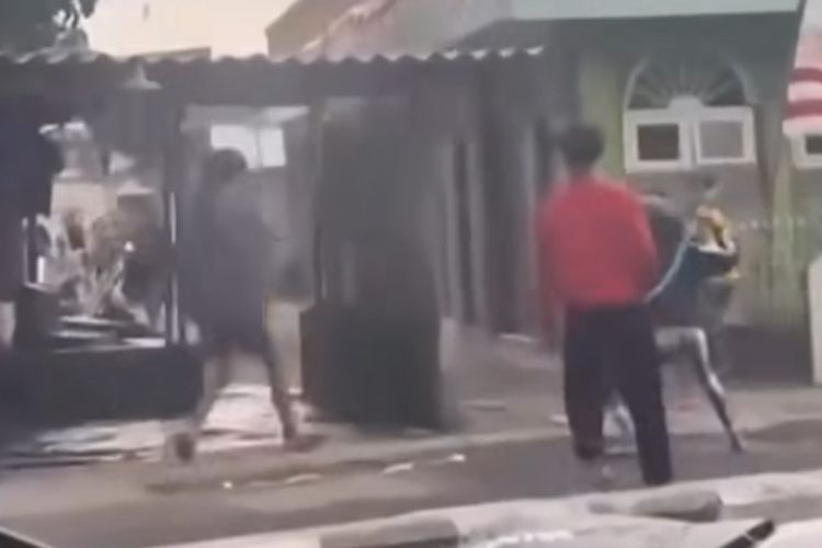 Aksi tawuran remaja di Surabaya, Kamis (21/8/2025).