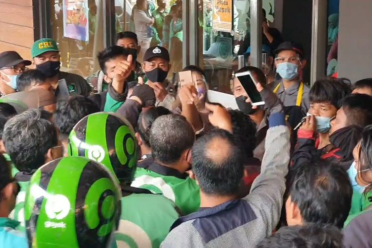 Ratusan driver ojek online berkerumun di gerai McDonald's di Jalan Sisingamangaraja, Medan, Sumatera Utara untuk membeli menu BTS Meal, Rabu (9/6/2021)