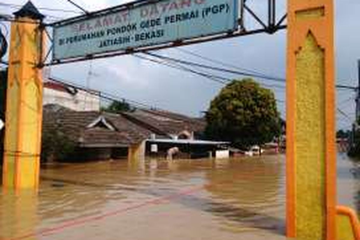 Banjir menggenangi Perumahan Pondok Gede Permai (PGP), Jatiasih, Bekasi, Jawa Barat. Banjir dengan ketinggian lebih dari tiga meter itu diduga akibat limpasan air yang melewati tanggul Sungai Cikeas. Kamis (21/4/2016)