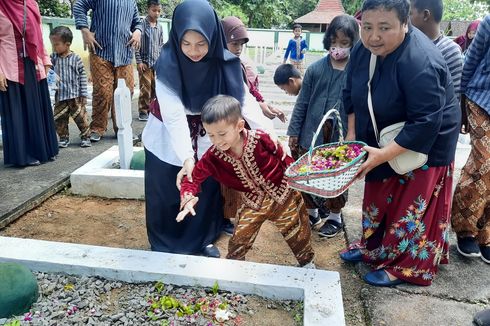 Peringati Hari Pahlawan, Siswa SLB Blora Berziarah dan Tabur Bunga di Taman Makam Pahlawan