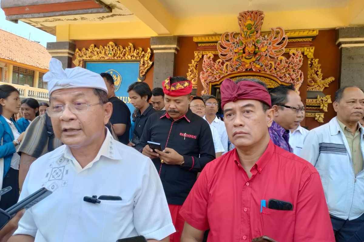 Bakal calon bupati Buleleng, Nyoman Sutjidra (kiri), Rabu (18/9/2024) di Buleleng, Bali.
