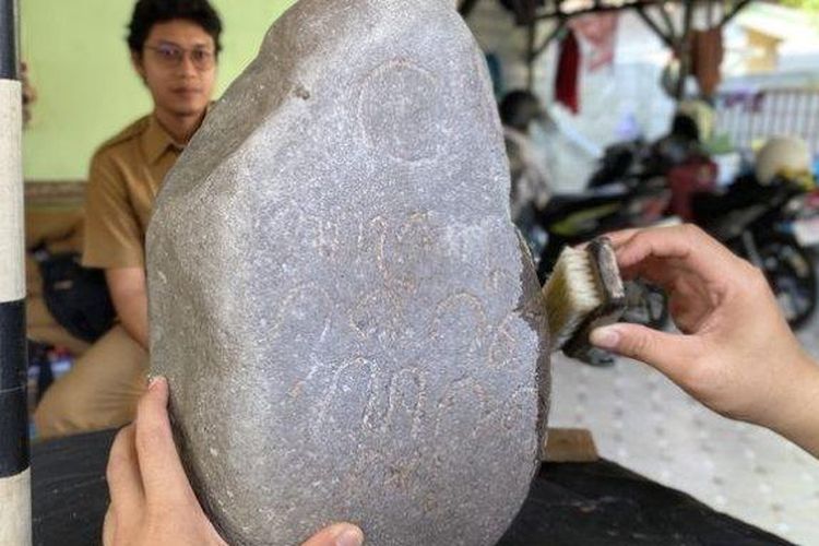 Batu bertuliskan aksara kuno yang ditemukan Oncom dari Situs Dampu Awang yang disimpan di rumahnya di Desa Singaraja, Kecamatan/Kabupaten Indramayu, Selasa (30/7/2024). 