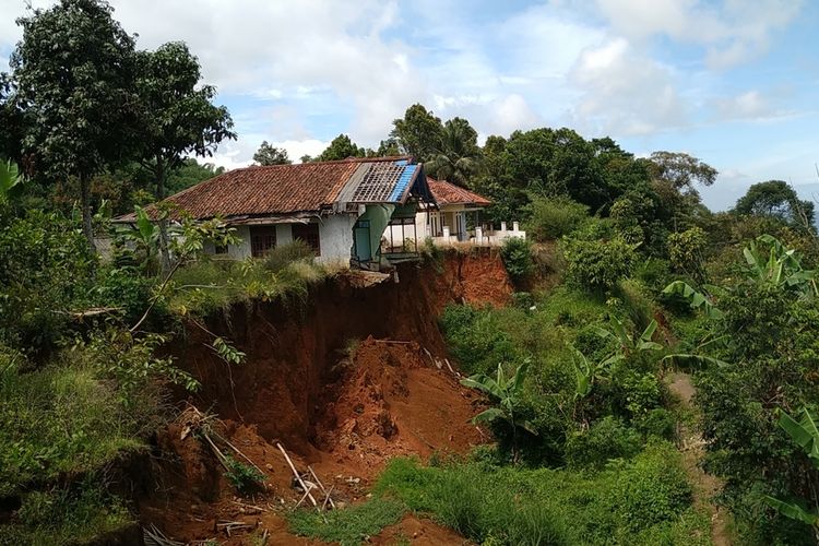 Rumah rusak terdampak bencana gerakan tanah di Dusun Ciherang, Desa Cijangkar, Kecamatan Nyalindung, Sukabumi, Jawa Barat, Minggu (23/1/2022).