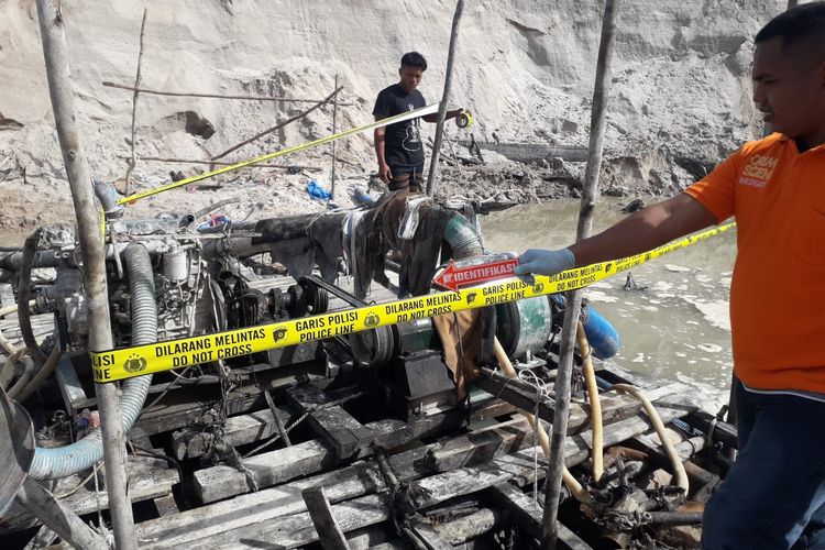Sebanyak dua orang pekerja pertambangan emas tanpa izin (PETI) di Goa Boma, Kecamatan Monterado, Kabupaten Bengkayang, Kalimantan Barat (Kalbar) dilaporkan tewas tertimbun tanah longsor. 