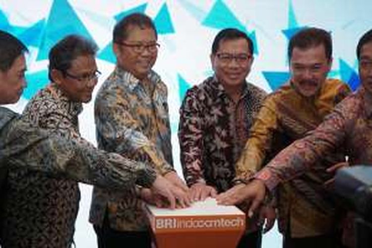 Menkominfo Rudiantara bersama dengan jajaran petinggi Asosiasi Pengusaha Komputer Indonesia (Apkomindo) membuka secara simbolis pameran Indocomtech 2016 di JCC Senayan, Rabu (2/11/2016).