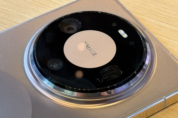 Di bagian tengah modul terdapat tulisan ?XMAGE? untuk menunjukkan bahwa Mate 80 Pro dilengkapi teknologi AI XMAGE berstandar True-to-Color Camera 2.0.