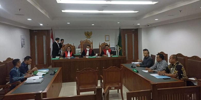 Majelis Hakim Pengadilan Negeri Jakarta Pusat memutuskan warga negara asing (WNA) asal Singapura, yakni Rozita dan Ery Said pailit dalam kasus penundaan kewajiban pembayaran (PKPU) dengan Arsjad Rasjid di Pengadilan Negeri (PN) Jakarta Pusat, Jumat (31/5/2024), pukul 23.00 Waktu Indonesia Barat (WIB).