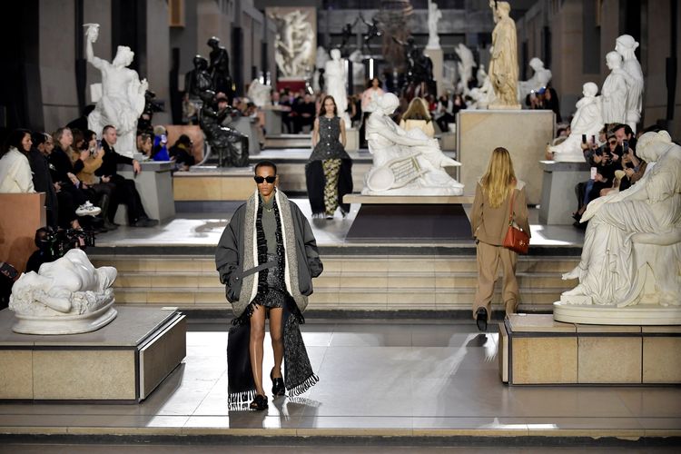 Peragaan busana koleksi Louis Vuitton di Paris Fashion Week di Paris 7 Maret 2022