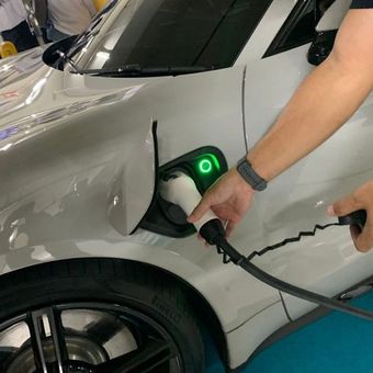 Ilustrasi mobil listrik. 