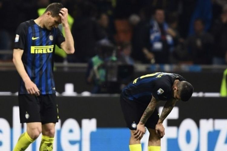 Dua pemain Inter Milan, Marco Andreolli (kiri) dan Ever Banega, tertunduk lesu setelah dikalahkan Napoli dalam laga Serie A di Stadion Giuseppe Meazza, Milan, 30 April 2017.