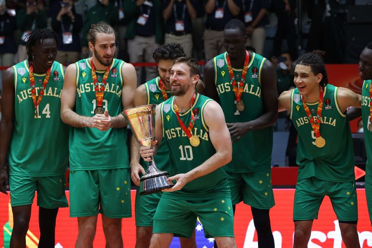 Pemain timnas basket Australia berselebrasi usai memenangi pertandingan melawan timnas basket Lebanon pada laga final FIBA Asia Cup 2022 di Istora Senayan, Jakarta, Minggu (24/7/2022). Australia mempertahankan gelar juara setelah menang dengan skor 75-73.