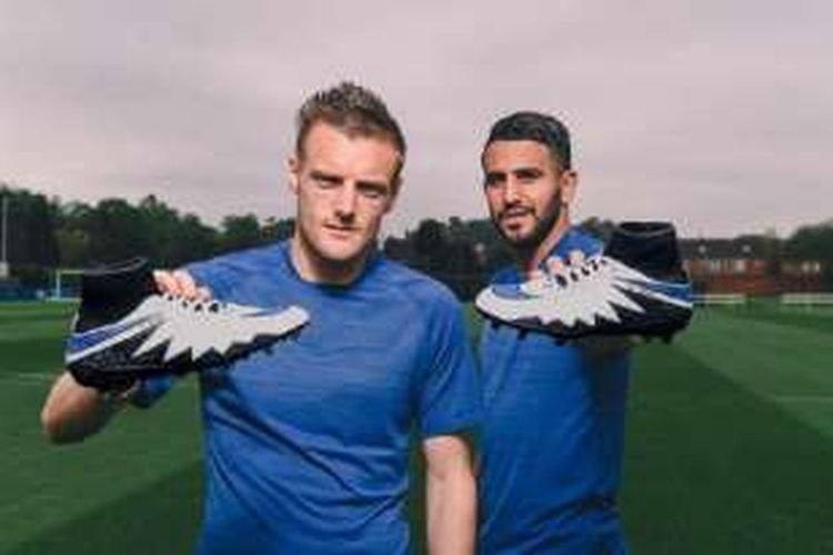 Riyad Mahez (kanan) dan Jamie Vardy memamerkan sepatu Nike Hypervenom edisi terbatas, yakni Vahrez.