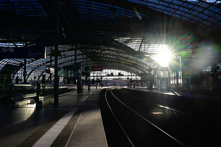 Stasiun kereta komuter S-Bahn yang kosong terlihat selama satu hari pemogokan upah sektor transportasi umum di Berlin pada 27 Maret 2023.