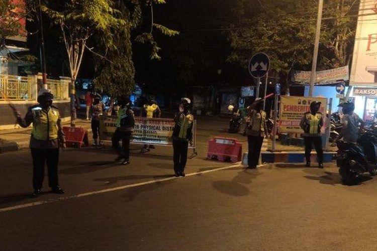 Suasana perkotaan Pamekasan saat dilakukan penutupan jalan dan pemadaman lampu penerang jalan, Sabtu (10/7/2021) malam.