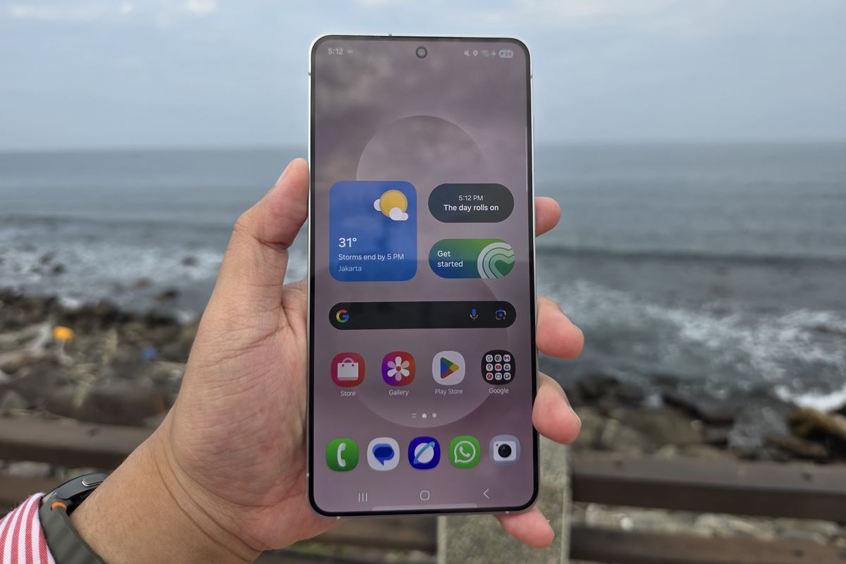 Layar Galaxy S25 Edge menggunakan panel Dynamic AMOLED 2X 6,7 inci beresolusi QHD+, refresh rate 120Hz, dan kecerahan puncak 2.600 nits membuat pengalaman visual tetap maksimal meski di bawah cahaya terang.