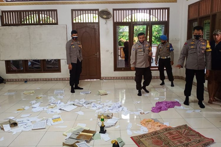 Pihak kepolisian sedang melakukan penyelidikan di surau yang diacak-acak OTK di Padang Pariaman, Sumbar. 