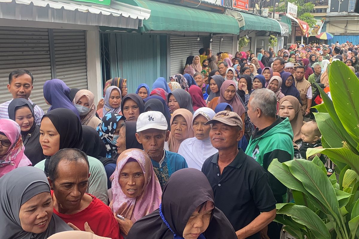 Warga masyarakat Kota Sukabumi tengah berdesakan antre sembako murah di kantor pos. Selasa (18/3/2025).