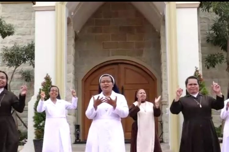 Enam suster di Gereja Katolik Santo Yusup Jember saat menyanyikan lagu Selamat Idul Fitri sebagai ucapan selamat Lebaran untuk umat muslim . 