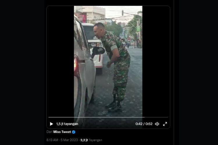 Anggota TNI dari Kodim 0733/ Kota Semarang berinisial ES terekam kamera warganet mengancam pengemudi Toyota Sienta menggunakan pisau di Jalan MH Thamrin, Semarang, Jawa Tengah pada Jumat (3/3/2023).
