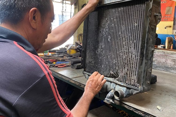Bukan Kisi-kisi, Ini Penyebab Utama Radiator Mobil Baru Bocor