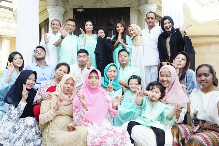 Keluarga besar Anang Hermansyah dan Ashanty Siddik saat berfoto bersama di kediaman Anang di kawasan Cinere, Depok, Jawa Barat, Rabu (5/6/2019).