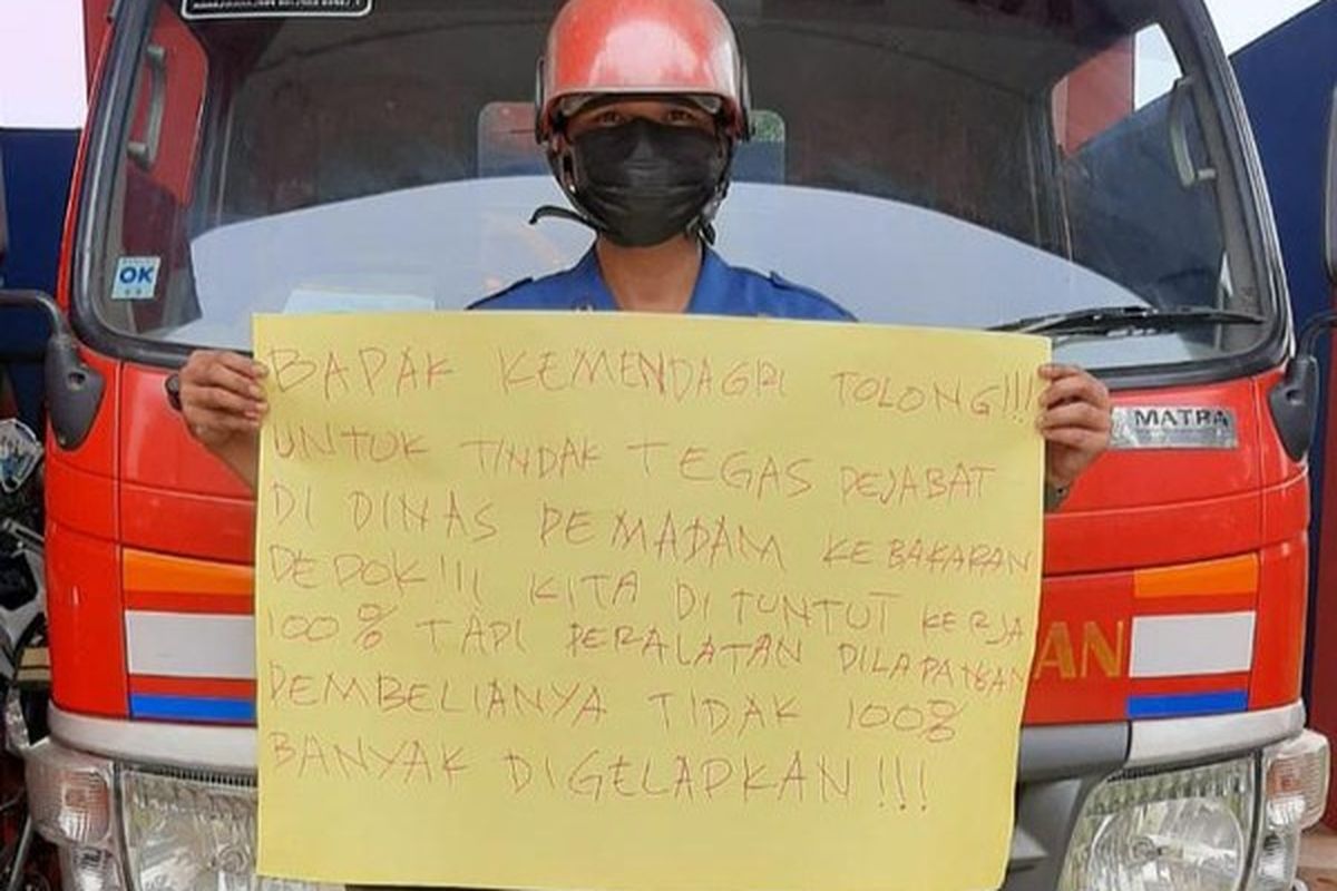 Seorang anggota Dinas Pemadam Kebakaran Kota Depok, Sandi, mengalami ancaman setelah dirinya mem-posting foto berisi protes terhadap dugaan korupsi di instansinya.