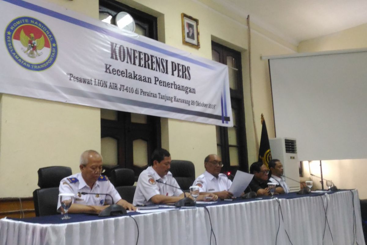 Ketua KNKT Soerjanto Tjahjono (kedua dari kiri) memimpin konferensi pers tentang investigasi jatuhnya pesawat Lion Air di gedung KNKT, Rabu (7/11/2018).