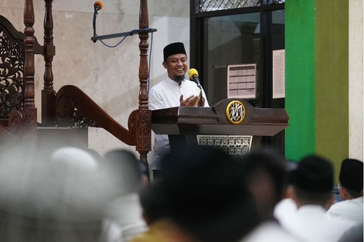 Gubernur Sulawesi Selatan Andi Sudirman Sulaiman saat membawakan ceramah singkat di Masjid Agung Kabupaten Takalar. 