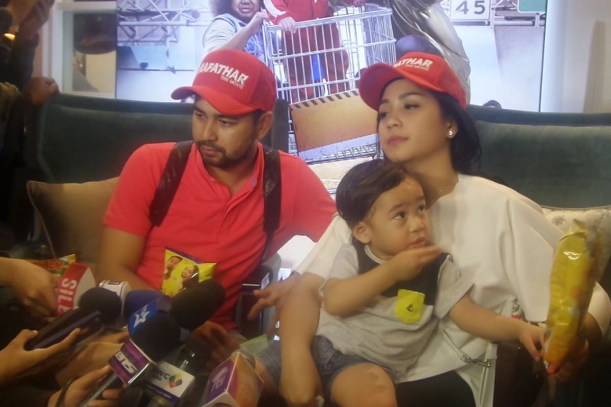 Raffi Ahmad, Nagita Slavina, dan Rafathar bertemu para wartawan sesudah acara meet and greet Ransfathar Family di Gandaria City, Jakarta Selaran, pada Minggu (9/7/2017) malam.