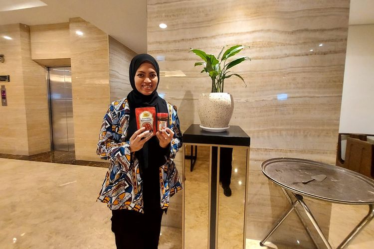 Siti Fatimah Febrina dengan sambal Dede Satoe, Surabaya