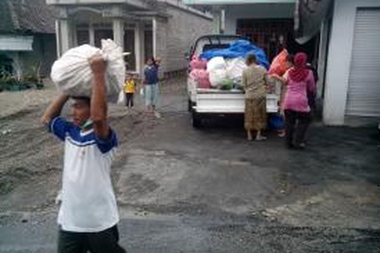 Para pengungsi erupsi Gunung Kelud asal Desa Sugihwaras, Kabupaten Kediri, Jawa Timur, pulanG ke rumah masing-masing, Rabu (19/2/2014).