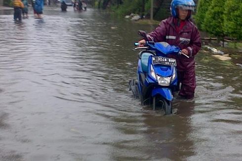 Terobos Banjir Pakai Sepeda Motor, Pahami Batas Amannya