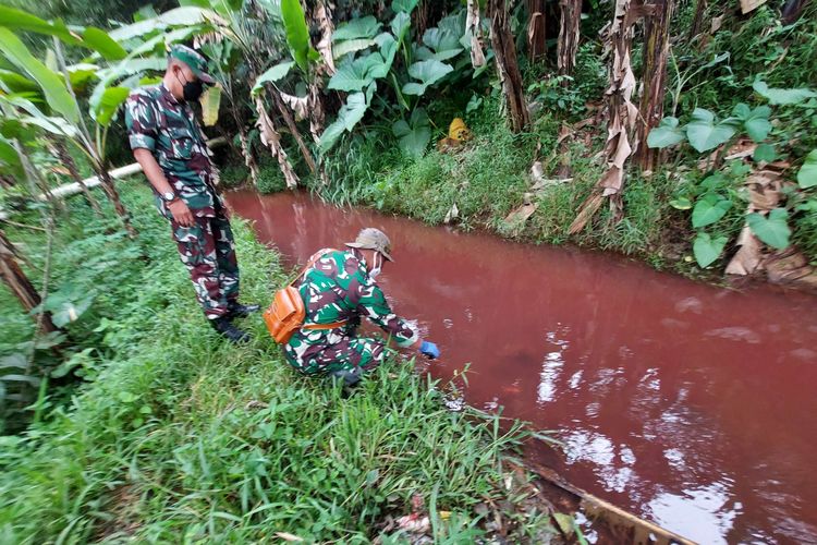 Satgas Citarum Harum telusuri asal limbah yang cemari sungai Cimeta, Bandung Barat, Senin (30/5/2022).