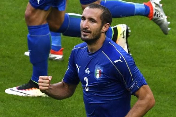 Bek Italia, Giorgio Chiellini, merayakan gol ke gawang Spanyol dalam laga 16 besar Piala Eropa 2016 di Stade de France, Saint-Denis, 27 Juni 2016.