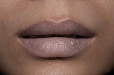 4 Cara Alami Mencerahkan Bibir Gelap akibat Merokok