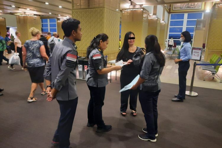 Tiga petugas Rudenim Denpasar mengawal warga negara Italia, inisial AS (48), saat dideportasi melalui Bandara Internasional I Gusti Ngurah Rai, Badung, Bali, Selasa (11/4/2023). Perempuan kelahiran Napoli, Italia ini dideportasi setelah dipenjara 2 tahun 4 bulan atas kasus kepemilikan Narkotika jenis sabu. /Dok. Humas Kanwil Kemenkumham Bali