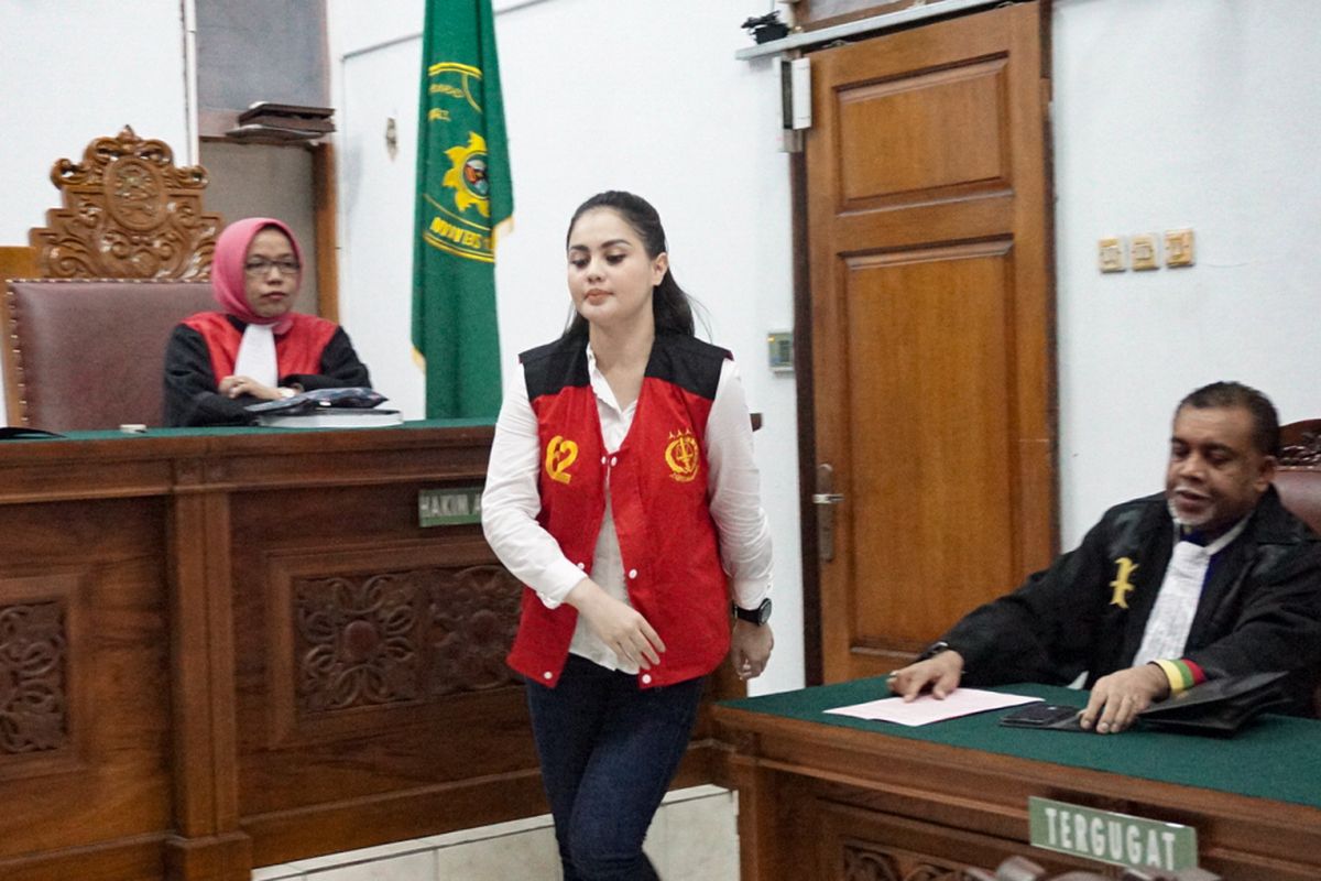 Artis peran Jennifer Dunn saat menjalani sidang di Pengadilan Negeri Jakarta Selatan, Kamis (7/6/2018). 