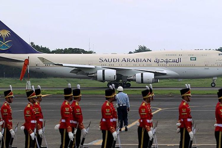 Pesawat Boeing 747-400 yang membawa Raja Arab Saudi Salman bin Abdulaziz al-Saud tiba di Bandara Halim Perdanakusuma, Jakarta, Rabu (1/3/2017). Kunjungan Raja Salman ke Indonesia ini setelah 47 tahun lalu dalam rangka kerja sama bilateral Indonesia - Arab Saudi.