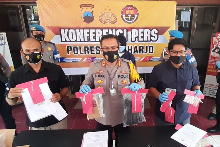 Kapolres Sukoharjo AKBP Bambang Yugo Pamungkas menunjukkan barang bukti dalam ungkap kasus penjambretan di Sukoharjo, Jawa Tengah.