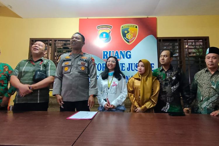 Kapolsek Medan Timur Kompol Rona Tambunan mendamaikan kasus keributan antara dokter koas RS Pirngadi dengan pengunjung rumah sakit 