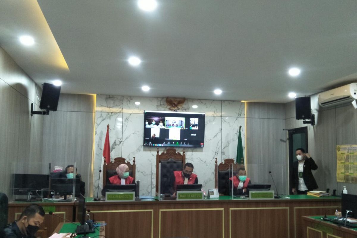 Sidang perdana kasus pembakaran posko Pemuda Pancasila di Limo, Depok, digelar si Pengadilan Negeri Depok, pada Rabu (13/4/2022). Adapun agenda sidang perdana yakni, pembacaan dakwaan dan mendengarkan keterangan saksi.