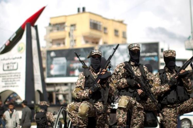 Tugu peringatan berbentuk roket M75 diresmikan di Gaza City oleh sayap militer Hamas, Brigade Ezzedine al-Qassam, Senin (10/3/2014). Tugu ini ingin menggambarkan kemampuan kelompok Hamas menyerang jantung Israel dengan menggunakan roket tersebut.